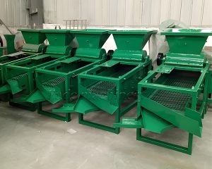 How does the tea seed peeling machine work